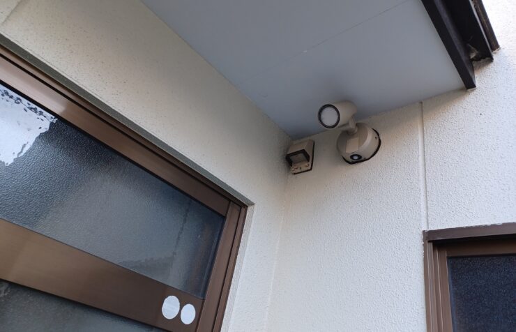 車庫前の照明を虫が寄り付かないLED照明に交換時に防水コンセントから直接電源を配線した電気工事の施工例