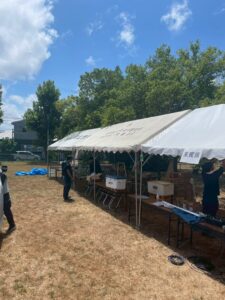ライフサワダでは、地域の夏の盆踊りのイベントに際して、テントに電気を配線したり、音響を設置するなど地域活動をおこなっています。その設営風景です。