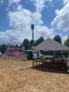 金沢市、松村第二公園で開催する盆踊りのライフサワダの設営風景