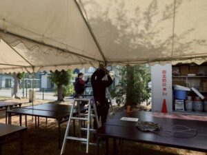 ライフサワダでは、金沢市の松村第二町会で行う盆踊りのイベントの電気工事を行う事で地域貢献をおこなっています。イベントで使用するテントに照明やコンセントを配線しています。