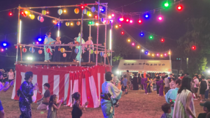 金沢市松村の女性部は盆踊りの中心のやぐらに乗って、地域の子供たち、大人たちを先導して可憐な踊りを披露してくれました。