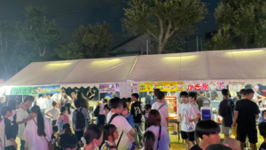 金沢市松村の夏のイベント夏祭りで青壮年部は祭りの食べ物を主催、焼き鳥やフランクフルト、ポップコーンやかき氷、綿菓子にビールなど祭りのうまい物を元気よく提供してくれました